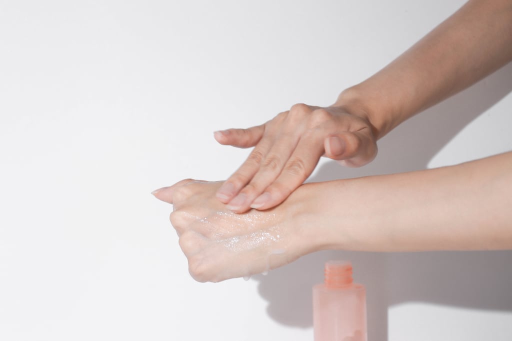 modelo aplicándose un producto de belleza